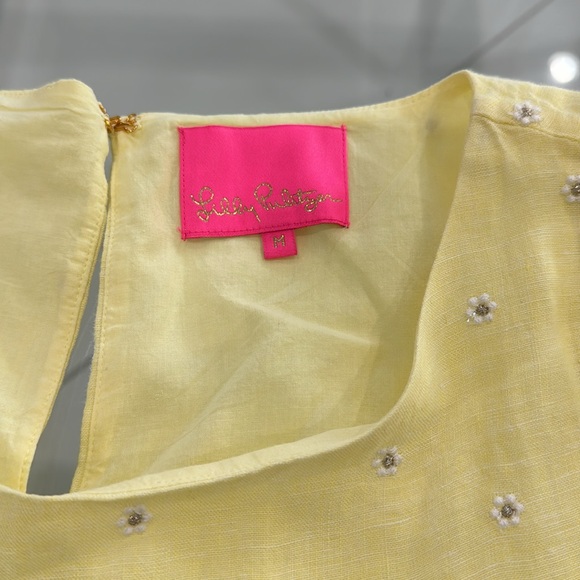 Lilly Pulitzer Size M 
Smoke/Pet free home 
MINT CONDITION - Picture 3 of 4